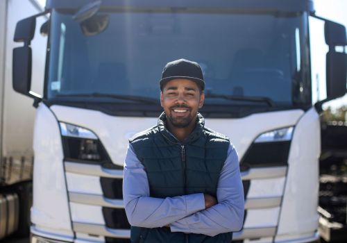 Pessoa confiante em frente a um caminhão