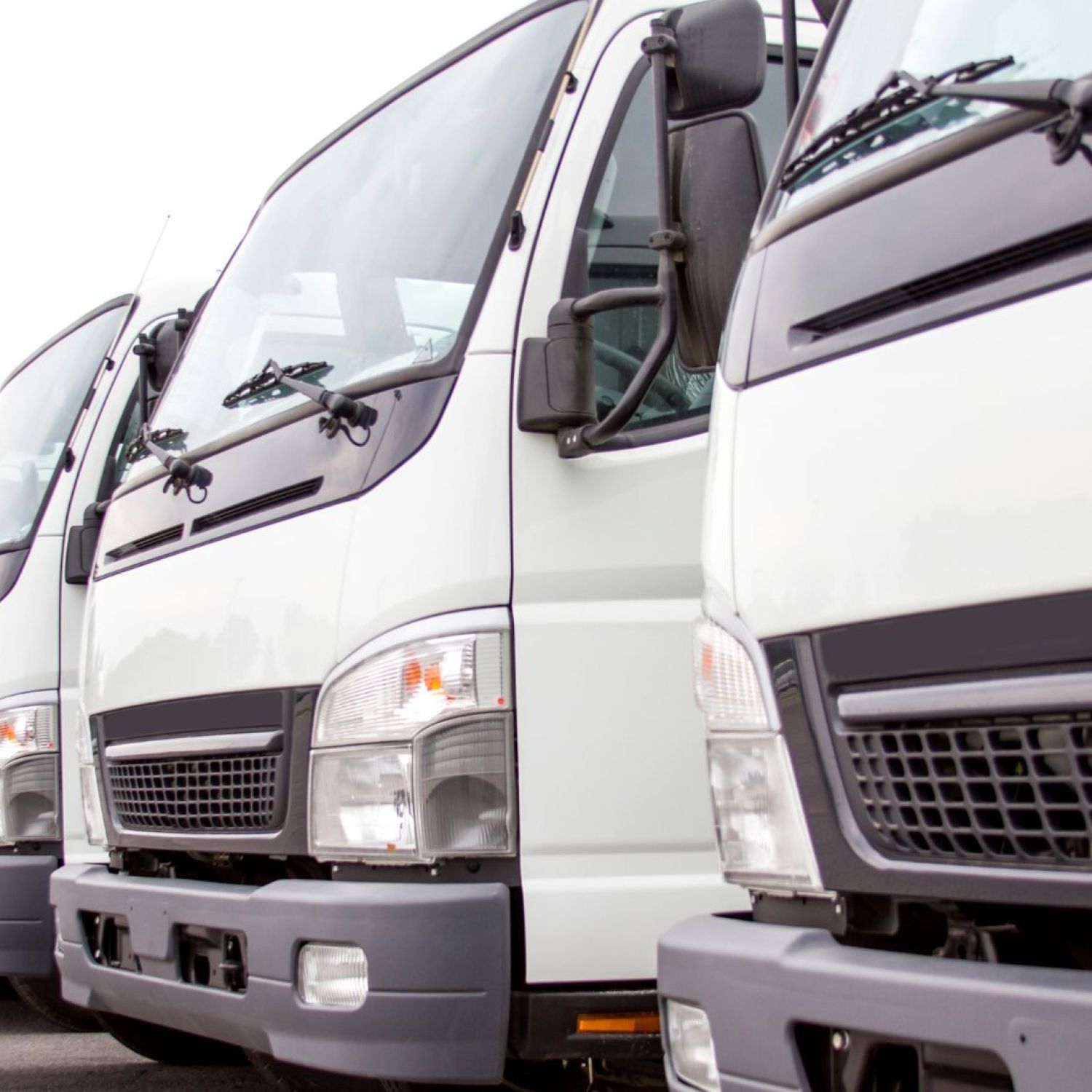 Frota de caminhões parados em um pátio